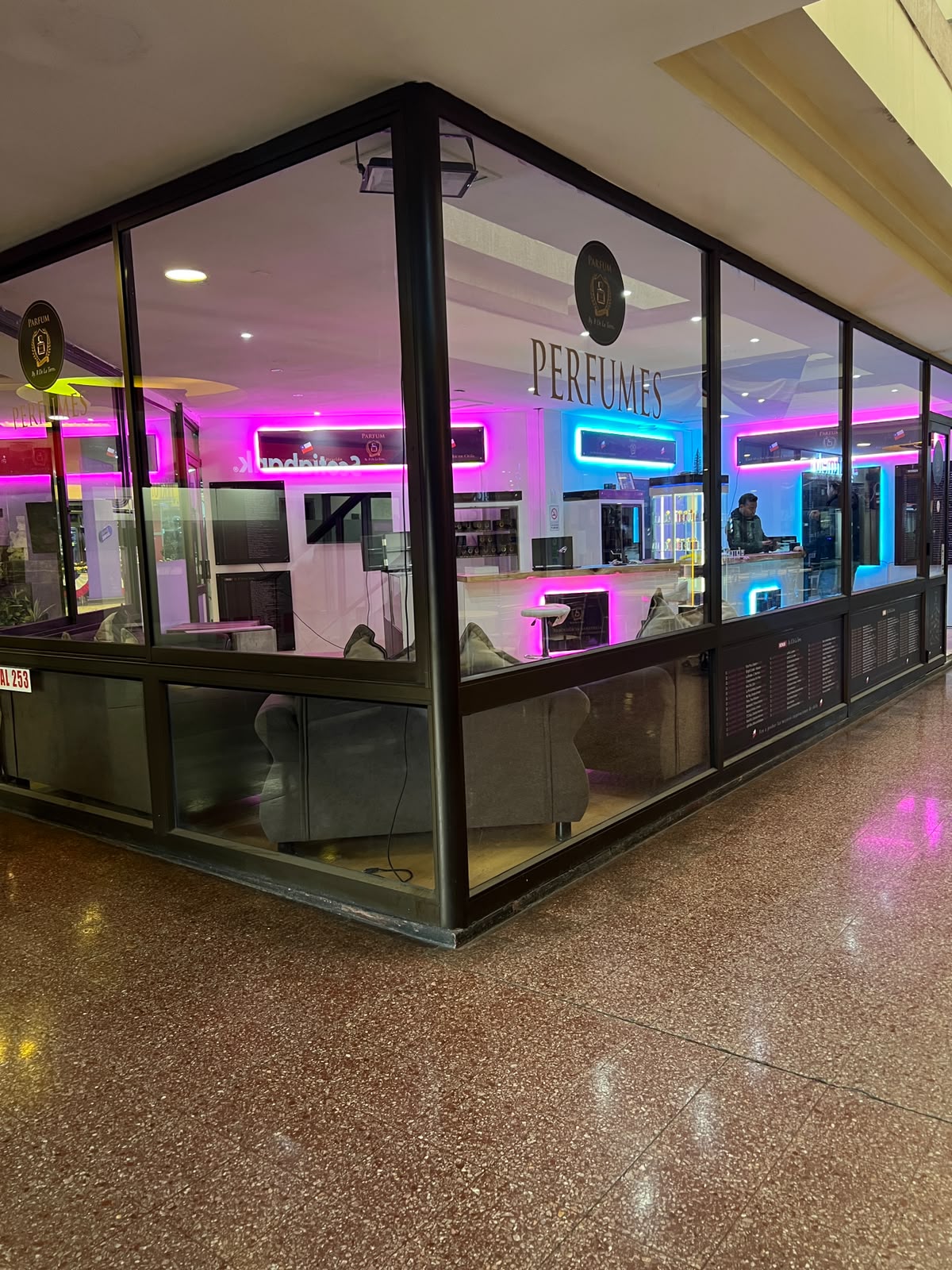 R de la torre - Perfumerias — Local 253, Galería Santiago Centro