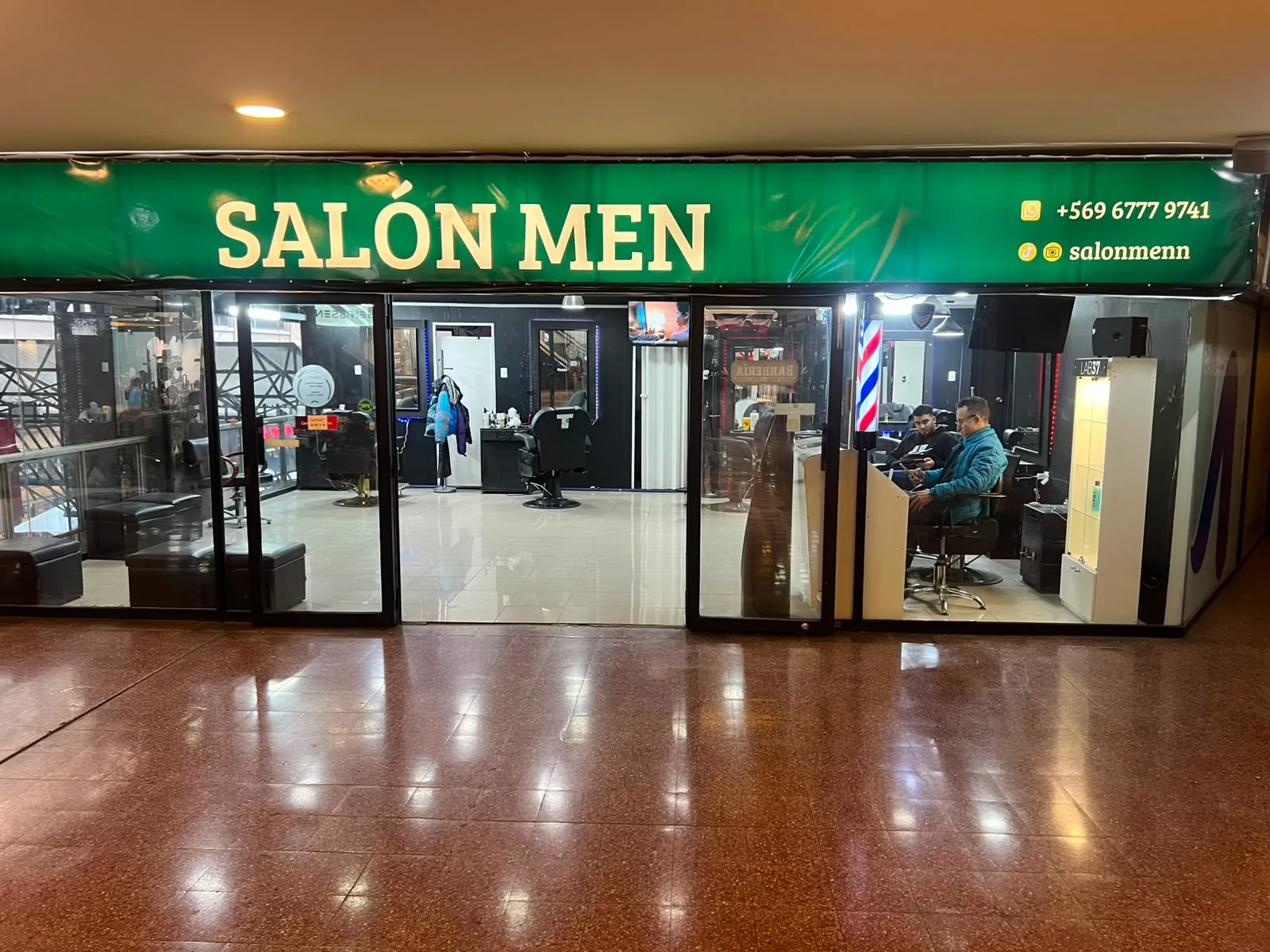 SALÓN MEN — Local 222, Galería Santiago Centro